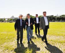 A construção de um poliduto ligando o Litoral do Paraná a Assunção, no Paraguai, foi discutida nesta terça-feira (31), em Paranaguá, durante uma reunião entre o secretário da Infraestrutura e Logística, José Richa Filho, ministros do governo paraguaio e outras autoridades. 