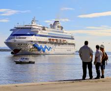 O Porto de Paranaguá receberá neste sábado (11) o navio de bandeira alemã Aida Cara. Será a quarta passagem da embarcação, com capacidade para mil turistas, pelo Litoral do Paraná. A Secretaria do Turismo, através das vinculadas Ecoparaná e Paraná Turismo, a Administração dos Portos de Paranaguá e Antonina e as Fundações Municipais de Turismo e Cultura de Paranaguá trabalham para que cada vez mais navios desembarquem na cidade.