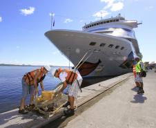 O Porto de Paranaguá receberá neste sábado (11) o navio de bandeira alemã Aida Cara. Será a quarta passagem da embarcação, com capacidade para mil turistas, pelo Litoral do Paraná. A Secretaria do Turismo, através das vinculadas Ecoparaná e Paraná Turismo, a Administração dos Portos de Paranaguá e Antonina e as Fundações Municipais de Turismo e Cultura de Paranaguá trabalham para que cada vez mais navios desembarquem na cidade. 