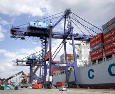 Antes deste, o maior navio a atracar no Porto de Paranaguá foi o Maipo, em fevereiro do ano passado. Navio de bandeira brasileira, ele tinha 306 metros de comprimento. Tratava-se também de um porta-contrêineres, com capacidade para 6500 TEUs. Já o Cosco Vietnam tem capacidade para oito mil contêineres e em Paranaguá realizou 800 movimentos. 
