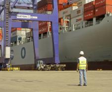 O navio segue a tendência dos novos portacontêineres, que devem aumentar cada vez mais de tamanho, para ter maior capacidade e, ao mesmo tempo, exigir menor calado. Antes de Paranaguá, o Cosco Vietnam – que tem bandeira chinesa – passou pelos portos do Rio Grande (RS) e de Itapoá (SC). Depois da escala no terminal paranaense, o navio segue para Santos e de lá, para Cingapura.