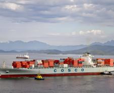 Uma ação especial de segurança da Capitania dos Portos do Paraná permitiu que o navio Cosco Vietnam atracasse no Porto de Paranaguá na manha desta terça-feira (21). Maior navio a aportar em Paranaguá, o Cosco Vietnam é um porta-contêineres com 334 metros de comprimento, 42,8 metros de largura e exige um calado máximo de 14,5 metros. 