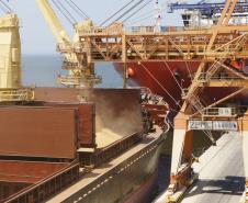 As exportações de granéis pelo Corredor de Exportador do Porto de Paranaguá registraram um aumento de 40% no primeiro bimestre deste ano em comparação com o mesmo período do ano passado. Entre janeiro e fevereiro, foram exportados pelo Porto de Paranaguá dois milhões de toneladas de soja, farelo de soja, trigo e açúcar. 