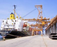 Considerando apenas a carga de soja, a movimentação no bimestre foi de 780 mil toneladas, volume quatro vezes superior ao registrado em 2011. As exportações de farelo, que também totalizaram 780 mil toneladas, representaram alta de 50% em relação ao mesmo período do ano passado.
