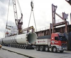Peças gigantes espalhadas ao longo do cais e em pontos da área primária do Porto de Paranaguá. Para quem está acostumado a ver as cargas de granel e contêineres sendo movimentadas pelo Porto, estes equipamentos de grande porte tem mudado a paisagem de quem visita o terminal paranaense.