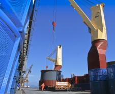 Esse tipo de operação portuária é caracterizada como uma operação especial. Exige definição prévia do berço de atracação, de acordo com o espaço disponível para manobrar as cargas e a capacidade do piso, além da logística para saída do terminal. Até meados de 2012, o porto receberá cerca de 30 mil toneladas em peças.