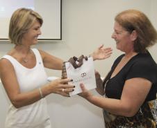 Para homenagear as funcionárias, a primeira-dama do estado entregou simbolicamente uma lembrança à portuária Ivone Bonzato Cicarello. Há 25 anos trabalhando no Porto, Ivone é uma das poucas mulheres a trabalhar no departamento operacional da Appa, formado na sua maioria por homens. 