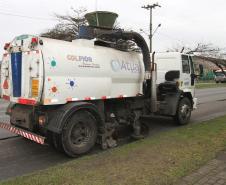 As outras três máquinas que já realizavam os trabalhos de limpeza no porto continuam fazendo o trabalho normalmente. A maior delas varre as vias e suga a sujeira.
