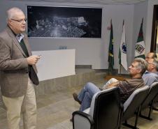 O secretário estadual do meio ambiente, Jonel Iurk, e representantes técnicos da secretaria estiveram no Porto de Paranaguá para apresentar o programa Bioclima Paraná. A apresentação faz parte da série de reuniões que estão sendo realizadas pela SEMA para apresentar o projeto, que será lançado em abril.