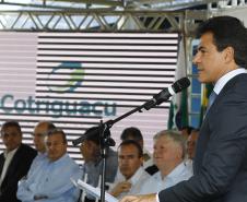 O governador Beto Richa participou nesta segunda-feira (19), da inauguração das novas instalações do terminal portuário da Cooperativa Cotriguaçu em Paranaguá. A empresa investiu R$ 30 milhões para ampliar a capacidade do sistema de armazenagem (de 150 mil para 210 mil toneladas de grãos) e a área de descarga de grãos e modernizar o sistema administrativo. 