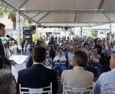 O governador Beto Richa participou nesta segunda-feira (19), da inauguração das novas instalações do terminal portuário da Cooperativa Cotriguaçu em Paranaguá. A empresa investiu R$ 30 milhões para ampliar a capacidade do sistema de armazenagem (de 150 mil para 210 mil toneladas de grãos) e a área de descarga de grãos e modernizar o sistema administrativo. 