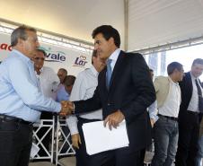 O governador Beto Richa participou nesta segunda-feira (19), da inauguração das novas instalações do terminal portuário da Cooperativa Cotriguaçu em Paranaguá. A empresa investiu R$ 30 milhões para ampliar a capacidade do sistema de armazenagem (de 150 mil para 210 mil toneladas de grãos) e a área de descarga de grãos e modernizar o sistema administrativo. Na foto: O governador Beto Richa e o diretor presidente do Conselho de Administração da Cotriguaçu, Dilvo Grolli.