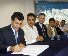 Na manhã desta segunda-feira (19), o governador Beto Richa deu posse ao novo superintendente dos portos paranaenses, Luiz Henrique Tessutti Dividino. A cerimônia foi realizada no auditório da Appa e contou com a presença do secretário estadual de infraestrutura e logística, José Richa Filho e dos deputados federais André Zacharow e Fernando Francischini, entre outras autoridades.