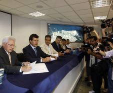 Na manhã desta segunda-feira (19), o governador Beto Richa deu posse ao novo superintendente dos portos paranaenses, Luiz Henrique Tessutti Dividino. A cerimônia foi realizada no auditório da Appa e contou com a presença do secretário estadual de infraestrutura e logística, José Richa Filho e dos deputados federais André Zacharow e Fernando Francischini, entre outras autoridades.