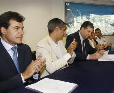 Na manhã desta segunda-feira (19), o governador Beto Richa deu posse ao novo superintendente dos portos paranaenses, Luiz Henrique Tessutti Dividino. A cerimônia foi realizada no auditório da Appa e contou com a presença do secretário estadual de infraestrutura e logística, José Richa Filho e dos deputados federais André Zacharow e Fernando Francischini, entre outras autoridades.