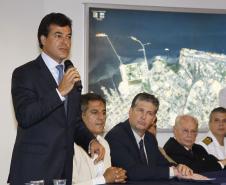 Na manhã desta segunda-feira (19), o governador Beto Richa deu posse ao novo superintendente dos portos paranaenses, Luiz Henrique Tessutti Dividino. A cerimônia foi realizada no auditório da Appa e contou com a presença do secretário estadual de infraestrutura e logística, José Richa Filho e dos deputados federais André Zacharow e Fernando Francischini, entre outras autoridades.