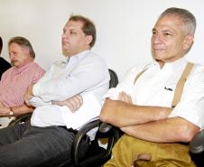 Os deputados federais Ângelo Vanhoni (na foto em primeiro plano) e Alex Canziani participaram nesta quinta-feira (22) da reunião do Conselho de Autoridade Portuária de Paranaguá (CAP). O deputado Ângelo Vanhoni afirmou que é unânime, entre os 30 deputados federais paranaenses que o governo federal precisa melhorar sua atuação com o Porto de Paranaguá.