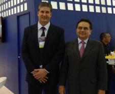 Luiz Dividino, superintendente da Appa, com o ministro da Secretaria Especial de Portos, Leônidas Cristino, que visitou o estande da Appa na Feira Internacional de Logística, Transporte de Cargas e Comércio Exterior – Intermodal South América, que está acontecendo em São Paulo.