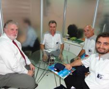 Reunião entre o diretor comercial da Administração dos Portos de Paranaguá e Antonina, Lourenço Fregonese, e os diretores do Porto de Rio Grande Daniel Alvarenga Pereira, Glênio Dias Jorge e Jeferson Alonso dos Santos (da esquerda para a direita), no estande da Appa, durante a 18ª Feira Intermodal, no Transamérica Expo Center, em São Paulo.
