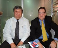 Encontro do diretor Administrativo e Financeiro da Administração dos Portos de Paranaguá e Antonina, Carlos Roberto Frisoli, com o diretor da APM Terminals, Paulo Simões, no estande da Appa, durante a 18ª Feira Intermodal, no Transamérica Expo Center, em São Paulo.