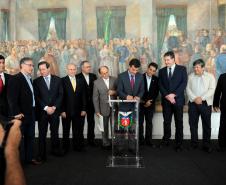 Nesta quarta-feira (18/04) foi assinado o contrato com a empresa DTA Engenharia, que venceu a licitação. A empresa tem até 45 dias para mobilizar o equipamento e dar início aos trabalhos, que tem duração prevista de seis meses.
