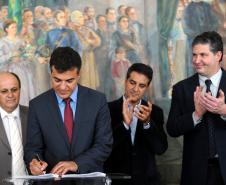 O governador Beto Richa homologou a licitação aberta pela Administração dos Portos de Paranaguá e Antonina (Appa) para as obras de dragagem dos pontos críticos do Canal da Galheta, que dá acesso aos dois terminais portuários. 