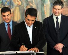Governador Beto Richa assina contrato para obras de dragagem dos pontos críticos do canal de acesso aos terminais portuários de Paranaguá e Antonina. Assinam o contrato o secretário de Infraestrutura e Logística, José Richa Filho, o superintendente da APPA, Luiz Henrique Dividino e o diretor executivo da DTA Engenharia, Irani Delciste Gonçanves. 