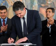 Governador Beto Richa assina contrato para obras de dragagem dos pontos críticos do canal de acesso aos terminais portuários de Paranaguá e Antonina. Assinam o contrato o secretário de Infraestrutura e Logística, José Richa Filho, o superintendente da APPA, Luiz Henrique Dividino e o diretor executivo da DTA Engenharia, Irani Delciste Gonçanves. 