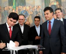 Governador Beto Richa assina contrato para obras de dragagem dos pontos críticos do canal de acesso aos terminais portuários de Paranaguá e Antonina. Assinam o contrato o secretário de Infraestrutura e Logística, José Richa Filho, o superintendente da APPA, Luiz Henrique Dividino e o diretor executivo da DTA Engenharia, Irani Delciste Gonçanves. 