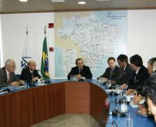 Uma comissão formada pelos deputados Alex Canziani (PTB) e Nelson Padovani (PSC), que participaram da reunião na ANTAQ, e pelo deputado Ângelo Vanhoni (PT), acompanhará o andamento dos trabalhos na Agência. A comissão será coordenada pelo deputado Reinhold Stephanes.
