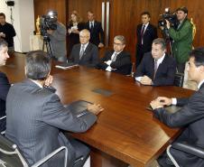 O governador Beto Richa e a direção do Terminal de Contêiners de Paranaguá (TCP) anunciaram nesta quinta-feira (26/04), em Curitiba, a construção do terceiro berço de atracação do terminal privado no Porto de Paranaguá. Serão construídos 315 metros de cais que permitirão a ampliação da capacidade operacional do terminal para 1,5 milhão de contêineres por ano, a partir de 2013.
