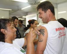 Palestras, vacinas contra hepatite e outras doenças, serviços de cabeleireiro, gincanas e muitas outras atividades chamaram a atenção dos caminhoneiros.  No ano passado, das 41 milhões de toneladas movimentadas pelo porto, 71% foram transportadas via transporte rodoviário. 