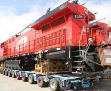Sete locomotivas da América Latina Logística (ALL) acabam de desembarcar no Porto de Paranaguá. Os equipamentos têm 4,5 metros de largura e 25 metros de comprimento e vieram a bordo do navio BBC Fuji. Até o final deste mês, a Appa recebe outras nove, do mesmo porte.