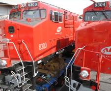 Uma operação especial foi montada para receber os equipamentos. Agora, as locomotivas aguardam desembaraço fiscal para serem transportadas através de caminhões até Curitiba. 