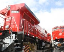 Sete locomotivas da América Latina Logística (ALL) acabam de desembarcar no Porto de Paranaguá. Os equipamentos têm 4,5 metros de largura e 25 metros de comprimento e vieram a bordo do navio BBC Fuji. Até o final deste mês, a Appa recebe outras nove, do mesmo porte.