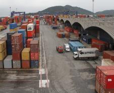 Chegou esta semana ao Porto de Paranaguá a primeira carga de pneus da Sumitomo Rubber.  Até o final do mês, a empresa importará 50 mil pneus pelo Porto de Paranaguá que serão comercializados em todo o Brasil e em outros países da América do Sul. Até meados de 2013, a empresa importará pelo porto matéria-prima e maquinários que serão utilizados na fábrica, instalada em Fazenda Rio Grande. 