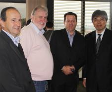 Secretário de Indústria e Comércio da Fazenda Rio Grande, Eloi Kuhn, Diretor Empresarial da Appa, Lourenço Fregonese, e prefeito da Fazenda Rio Grande, Chico Santos, se encontram com o presidente da Sumitomo Rubber no Brasil, Ippei Oda.