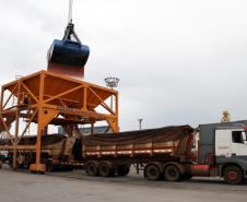 O mau tempo que atingiu o litoral do Paraná neste mês de junho tem atrasado as operações portuárias. A chuva impede o embarque de granéis para exportação e o desembarque dos granéis importados, principalmente os fertilizantes. A conseqüência direta deste impedimento nas operações é uma maior demora no atendimento aos navios, causando um acúmulo de embarcações aguardando para atracar nos portos paranaenses.