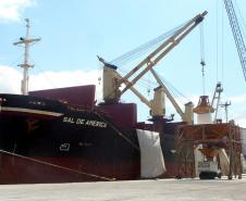 Além dos dois berços preferenciais para fertilizantes, a Appa disponibilizou outros três alternativos para o recebimento do produto. Somam-se a estes berços os dois no Porto de Antonina, que também estão recebendo navios de fertilizantes, e o berço exclusivo da Fospar. 