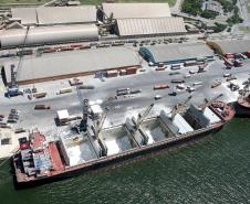A nova medida, que está sendo aplicada pela Appa, dita que os navios que atracam nos berços alternativos têm o direito de concluir a operação de descarga antes da atracação do navio preferenciado para aquele berço. 