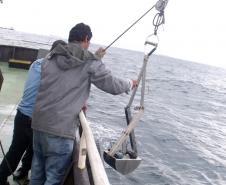 O objetivo é abrir a discussão da dragagem com diferentes segmentos da comunidade. Grupo de biólogos e oceanógrafos finalizam trabalho de coleta que antecedem a dragagem do canal de acesso aos portos