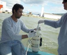 O objetivo é abrir a discussão da dragagem com diferentes segmentos da comunidade. Grupo de biólogos e oceanógrafos finalizam trabalho de coleta que antecedem a dragagem do canal de acesso aos portos