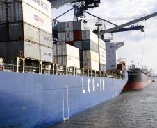 Importação – Na importação pelo Porto de Paranaguá, a movimentação de contêineres apresentou aumento de 13%. No primeiro semestre deste ano, foram mais de 188 mil TEUs contra 166 mil do ano passado.
