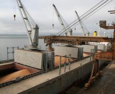 A colheita da segunda safra de milho começou só agora, mas o volume exportado este ano, já surpreende. Segundo dados do departamento de estatística da Administração dos Portos de Paranaguá e Antonina (Appa), no primeiro semestre deste ano, a exportação da commodity pelo Porto de Paranaguá foi o praticamente o dobro em comparação ao mesmo período de 2011. Em 2012, já são mais 868 mil toneladas exportadas, contra 440 mil toneladas no mesmo período do ano passado. 