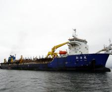 A draga Xin Hai Feng, que fará a dragagem dos pontos críticos do canal de acesso aos portos paranaenses, chegou na manhã desta segunda-feira (16) a Paranaguá. Vinda de Santos, a draga começará a trabalhar imediatamente após a inspeção da Marinha e liberação de documentação, que serão realizados ainda durante esta tarde.
