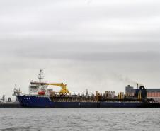 A draga utiliza um sistema de dutos que são baixados até o fundo do canal e fazem a sucção do material a ser dragado. Tudo é comportado nos porões da embarcação, que tem uma capacidade de cisterna de 17 mil metros cúbicos. Uma vez cheia, a draga viaja até a área de despejo e abre a cisterna para depositar o material recolhido. Trabalham a bordo da draga 32 pessoas, entre as quais 12 brasileiros.