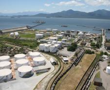 Nos primeiros seis meses do ano, a Administração dos Portos de Paranaguá e Antonina (Appa) registrou aumento na movimentação de granéis líquidos. De exportação, foi mais de 1,1 milhão de toneladas. Em sentido inverso, foi quase 1,3 milhão. No mesmo período, no ano passado, o total foi de 1,9 milhão de tonelada de líquidos transportados pelo Porto de Paranaguá.