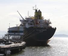 O principal destino do óleo vegetal exportado por Paranaguá é a China. O etanol vai principalmente para a Jamaica e para a Coréia do Sul. Já os derivados de petróleo que saem do porto paranaense vão para os países vizinhos ao Brasil: Uruguai, Paraguai e Argentina.
 
