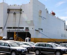 Segundo o diretor empresarial da Appa, Lourenço Fregonese, são questões operacionais que fazem as empresas movimentarem pelo Porto de Paranaguá. “Além de estrutura física – quase 110 mil metros quadrados disponíveis para acomodar os veículos – temos mão de obra capacitada especificamente para movimentar essa carga. Isso garante segurança na operação”, afirma.