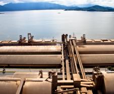 Corredor de Exportação – É o conjunto de terminais (dois públicos e sete privados) com silos horizontais e verticais – com capacidade estática de quase um milhão de toneladas – interligados a seis shiploaders que operam exclusivamente grãos para exportação